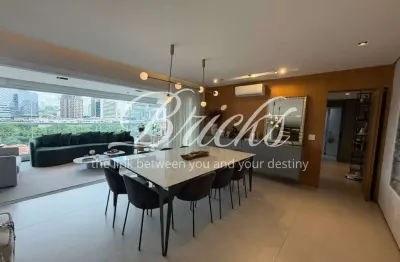 Apartamento reformado em andar alto com 250m2 3 suítes e 4 vagas rsvp