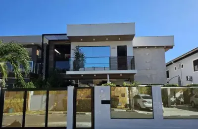 Imperdível: belíssima casa com 4/4, finamente decorada, em localização privilegiada!