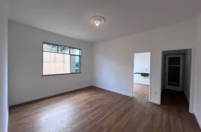 Apto reformado 110 m² 3 quartos, 02 vagas, portaria 24h - 50 m do metrô