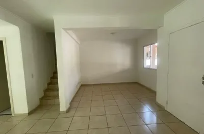 Ótimo sobrado em condomínio fechado com 3 quartos e lazer pra família