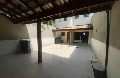 Ótimo sobrado em condomínio fechado com 3 quartos e lazer pra família