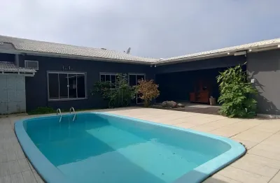 Linda casa com piscina na badalada praia brava esperndo por você