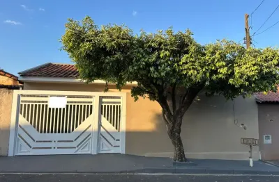Casa vende-se no bairro maria lucia em são josé do rio preto/sp  260 mil 3 dormitórios 2 salas cozinha 2 banheiros garagem para 1 carro área gourmet com churrasqueira aceita financiamento