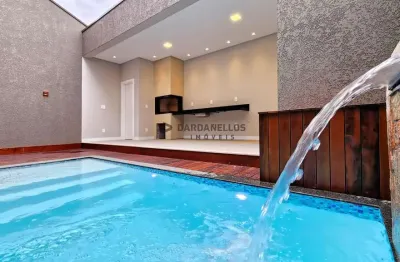 Casa tipo sobrado com 3 suítes, piscina, churrasqueira e 2 vagas.