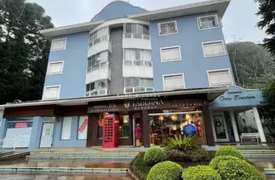 Apartamento duplex 4 dormitórios(sendo 3 suítes) no centro de gramado.