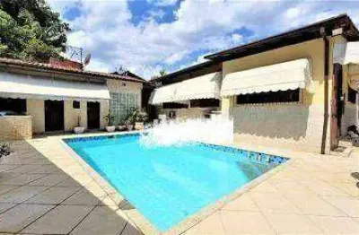 Excelente casa linear, com 3 dormitórios, sendo uma suíte, quintal grande com piscina, varanda gourmet com churrasqueira - maravista - niterói/rj