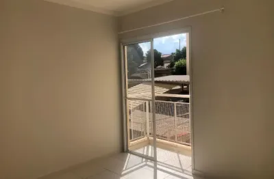 Apartamento com sacada em prédio com elevador, 2 quartos amplos.