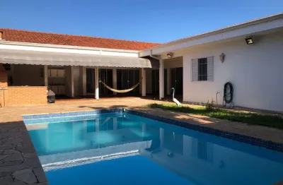 Linda casa construída em terreno de 630 mts², com 4 quartos e 1 suíte master.