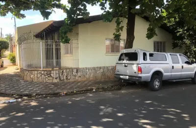 Oportunidade, casa de esquina no jardim higienópolis - bauru -sp, com duas suítes, duas salas, a duas quadras da avenida duque de caxias.