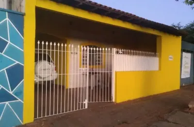 Casa no geisel bem localizada com 3 quartos, sendo 1 suíte e edícula com mais 2 quartos e banheiro