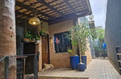 Excelente casa com jardim, arvores frutíferas e horta no condomínio residencial santa helena!