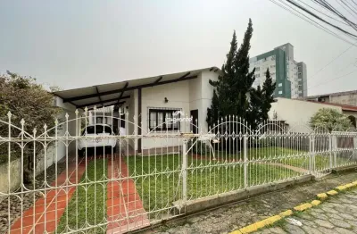 Casa de alvenaria 3 dormitórios, 180m2, com pátio e piscina no centro de santa c