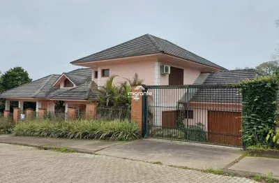 Casa diferenciada com suíte térrea, sótão amplo e jardim encantador - bairro nob