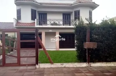 Casa espaçosa a poucos metros da beira mar de tramandaí