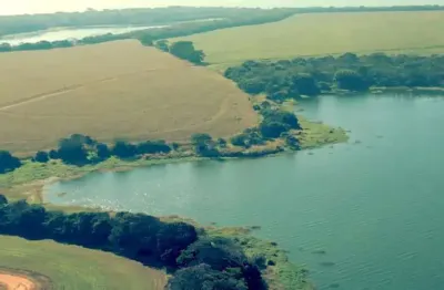Fazenda na beira da represa, com 300 alqueires, plantando soja e milho, com aptidão para smart city, em Sertaneja - PR