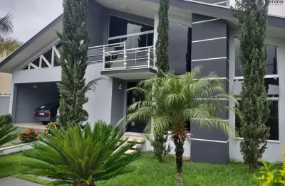 Casa de Alto Padrão no Condomínio Jardim dos Lagos com 4 Suítes e Piscina – Próxima ao Centro