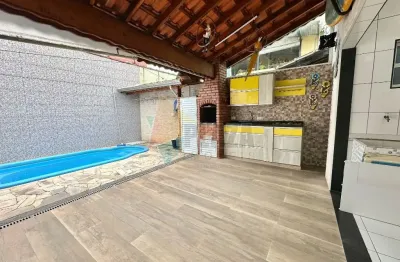 Lindo sobrado com piscina, disponível para locação definitiva, no bairro vila tupi, em praia grande/sp.