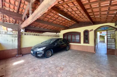 Linda casa com 2 dormitórios e edicula, no canto do forte, em praia grande.