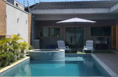 Casa com 312 metros², 3 quartos, piscina e churrasqueira na praia toninhas - ubatuba - sp