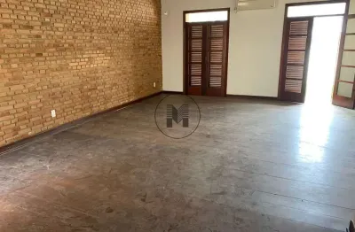 Excelente para consultórios ou como ponto comercial esse belo imóvel fica numa avenida de bairro de