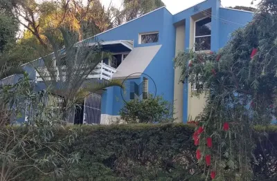 Casa com 4 dormitórios (3 suítes) e 2 banheiros área  construída 307 m², área total 706m², lugar de