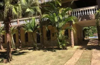 Linda chácara com lago bem próximo da cidade para o seu descanso