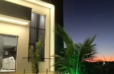 Casa de alto padrão no condomínio veredas – pé direito alto, suíte com closet e quintal com frutíferas!