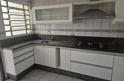 Casa para locação no jardim santinês ii com móveis planejados, churrasqueira e excelente localização