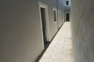 Sobrado espaçoso com 5 dormitórios, 2 salas, 2 banheiros, lavanderia e 2 vagas de garagem, ideal para famílias grandes que buscam conforto, boa distribuição dos ambientes e excelente padrão de acabame