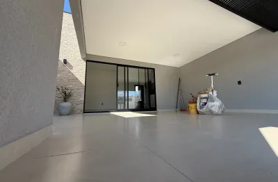 Excelente casa à venda, com 3 dormitórios sendo um suíte, garagem para 2 carros.