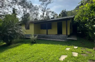 Casa com amolo espaço verde com acesso a cachoeira  rodeado de verde