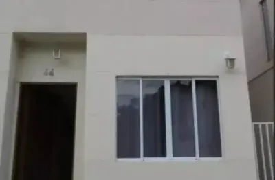 Sobrado 62m², sala 2 ambientes com tijolinho de vidro na escada que permite entrar mais luminosidade na casa.
