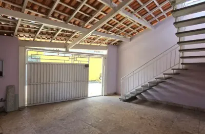 Casa fora de condomínio, 2 dorm, edícula, 1 vaga compartilhada.