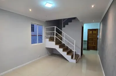 Sobrado recém pintado, 2 dorm, 2 vagas, 62m², condomínio com lazer completo, em caucaia do alto