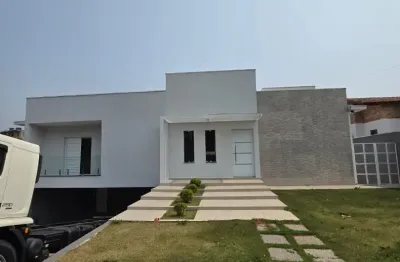 Casa térrea dentro de condomínio fechado com lazer completo