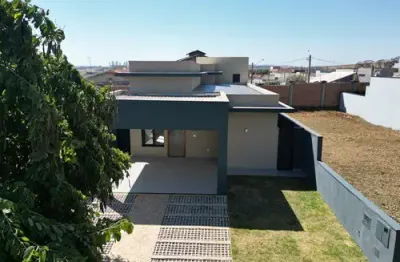 Encantadora casa de condomínio com 3 suítes, espaço office e 4 banheiros à venda, 364 m²
