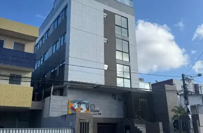 Apartamento mobiliado com 02 quartos à 250m da praia do bessa