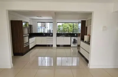 Apto para locar 3 quartos sendo 2 suítes e 2 vagas de garagem no centro