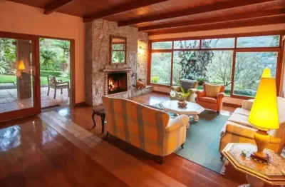 Sítio à venda em Teresópolis, casa principal e casa do caseiro