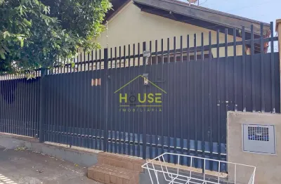 Casa para locação rica em planejados com 3 quartos, sendo 1 suíte, ar condicionado, localizada no b