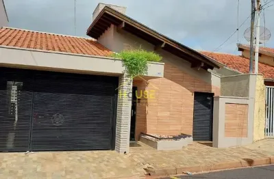 Casa à venda com três dormitórios sendo uma suite, três vagas na garagem, quintal amplo, no bairro