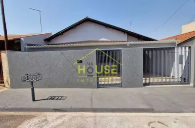 Casa à venda, com 3 quartos, sala, cozinha, 2 banheiro, lavanderia, garagem 2 carros, quintal cimen