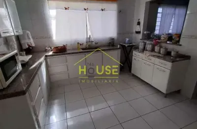 Oportunidade única em localização privilegiada, piscina, despensa, árvores frutíferas, garagem para