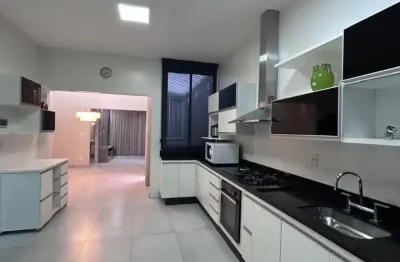 Santa rosa, o bairro mais charmoso da zona norte! oportunidade de morar em uma linda casa ampla é confortável, com área interna e externa ampla para você e sua família aproveitar cada momento.