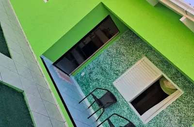 Linda residência em ótima localização. na principal avenida do bairro!