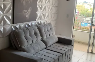 Este lindo apartamento está disponível esperando você vir morar.