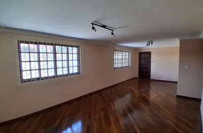 Casa averbada, 05 quartos, 330m² de terreno, aceita imóvel de menor valor e carro