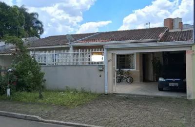 Casa térrea averbada no centro de pinhais , 3 vagas,  aceita carro no negócio.