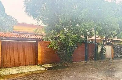 Casa com piscina e grande potencial – residêncial e comercial, tranquilidade, segurança e conforto em rua sem saída!