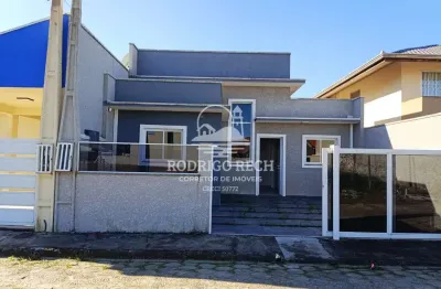 Casa á venda com piscina, a apenas 100 metros do mar